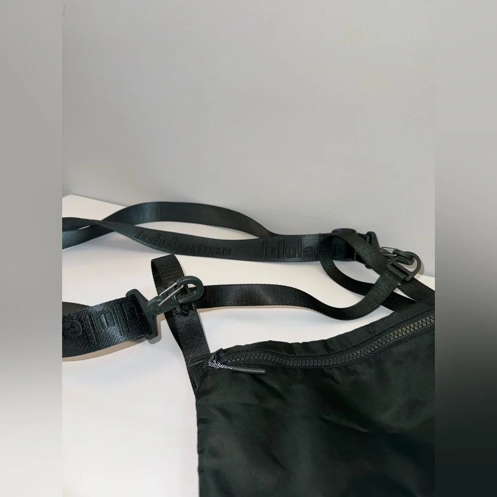 Lululemon Stow & Flow Yoga / Pilates Mat Strap Crossbody Bag in Forest Green - Picture 4 of 6